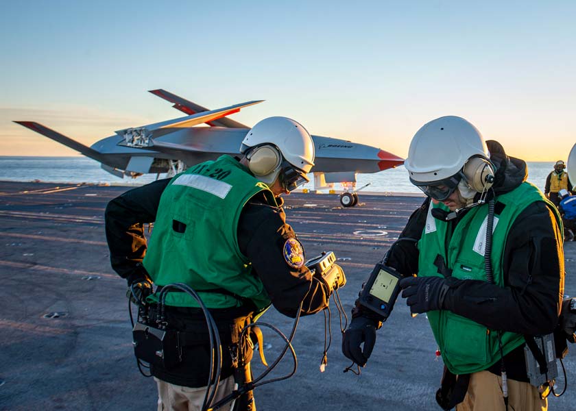 MQ-25の状態を確認するボーイングの技術者（画像：U.S.Navy）