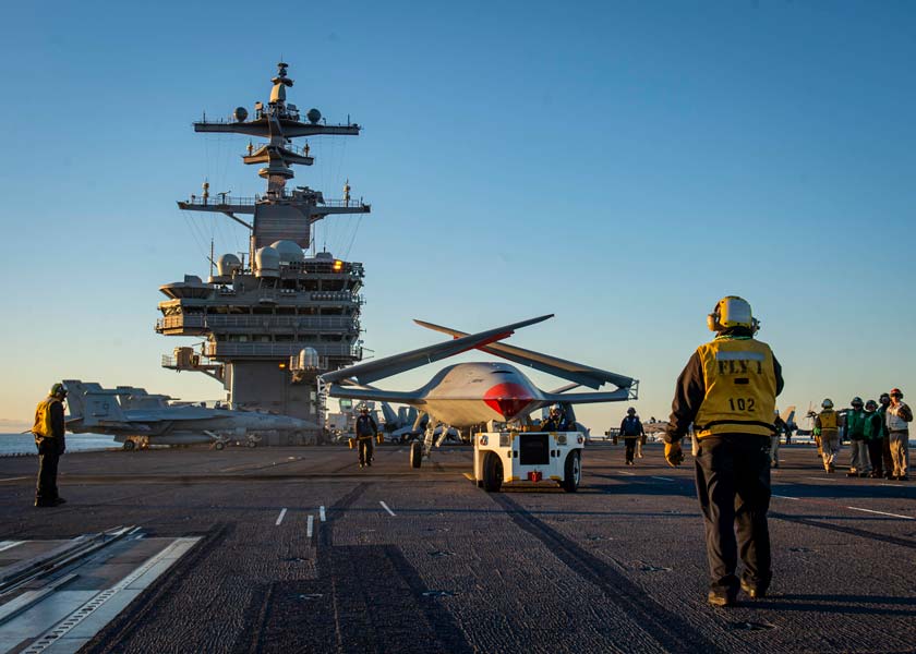 牽引されるMQ-25（画像：U.S.Navy）