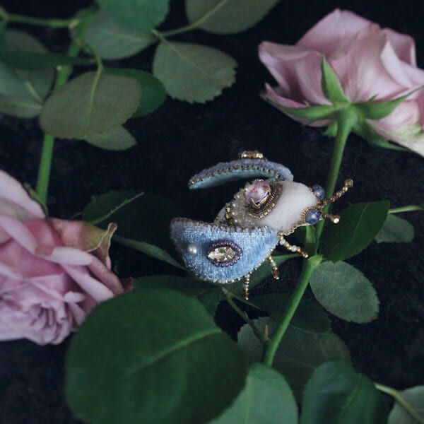 「Under the rose」の昆虫ビーズ刺繍アクセサリー（Under the rose 天野さん提供）