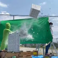 破壊されるビル（佐藤高成さん提供）