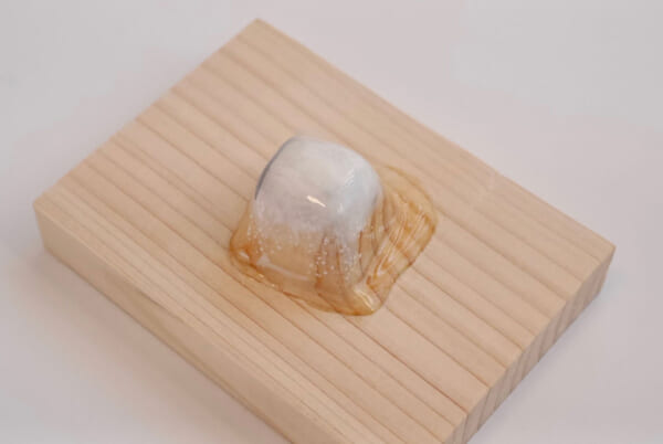 木彫作品「溶けかけの氷」（キボリノコンノさん提供）