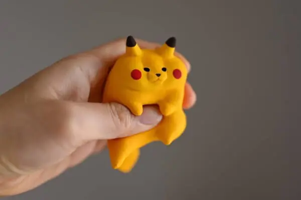 まるで生きてるみたい　今にも動きそうな石粉粘土のもっちりピカチュウ