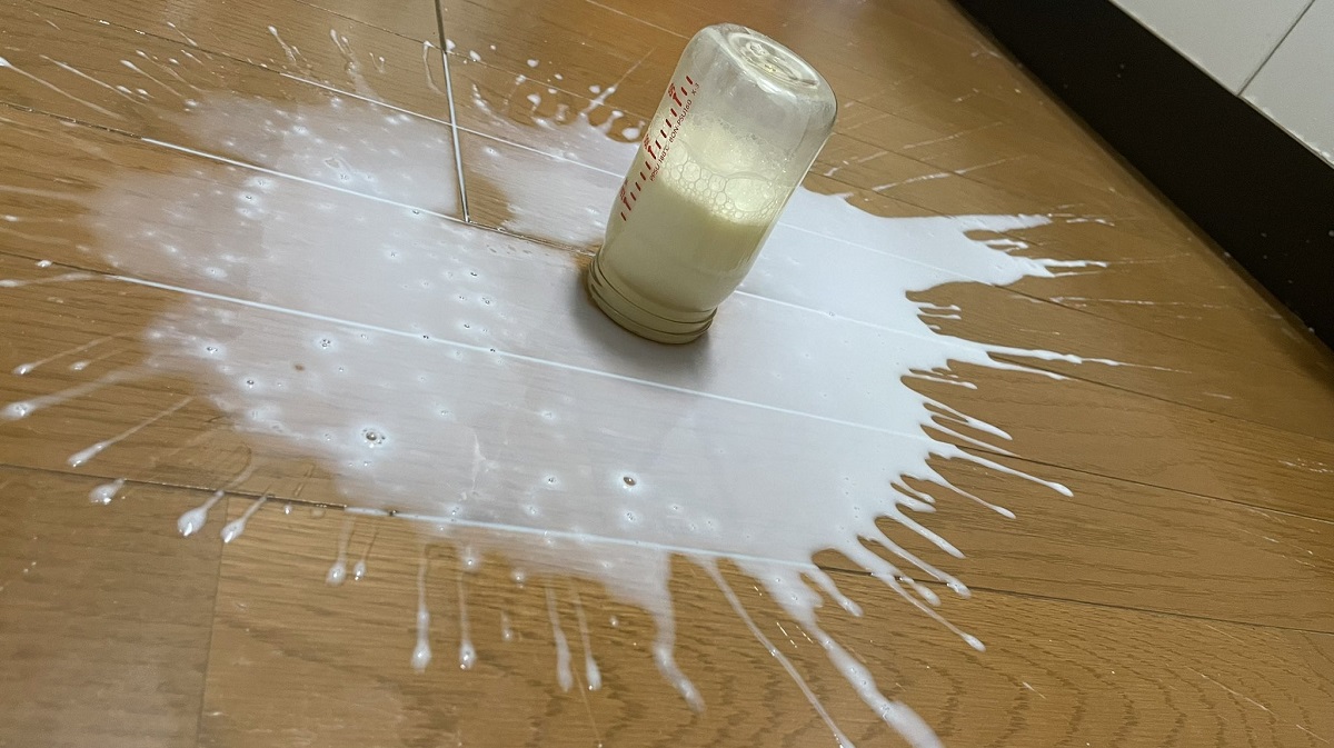 ミルクが入った哺乳瓶が真っ逆さまに……どうしたらいいの？