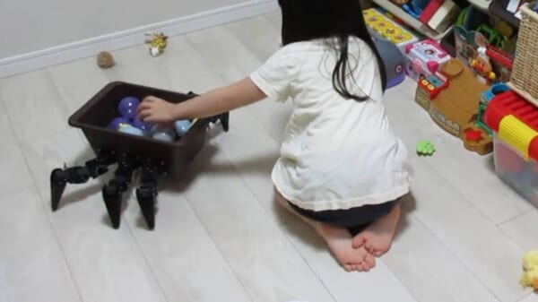 子どものお片付けに大活躍　エンジニアが制作した「歩くおもちゃ箱」