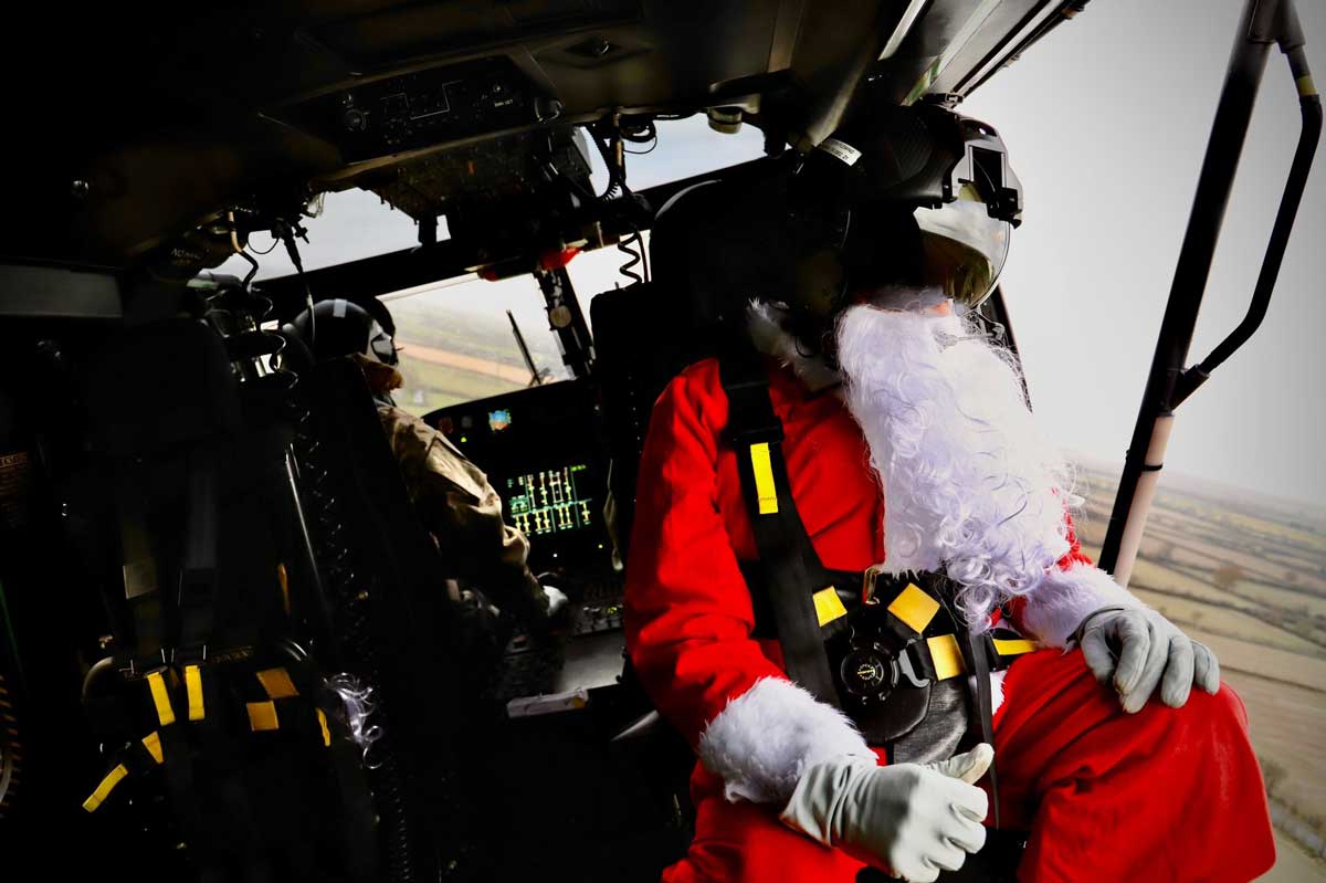 イギリス海軍のヘリコプターで予行演習するサンタクロース（画像：DoD Crown Copyright）