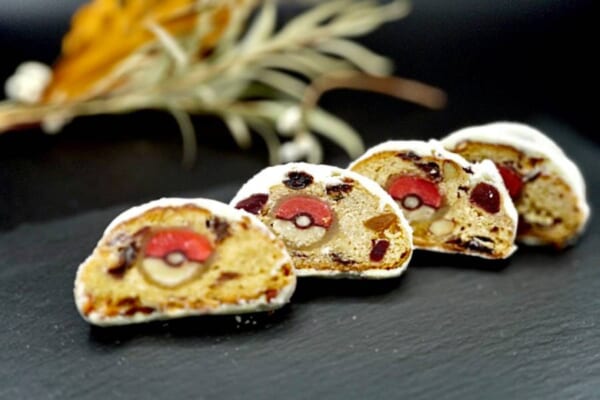 パティシエが夫婦で制作　モンスターボールのマジパン入りシュトーレン