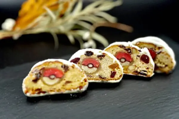 パティシエが夫婦で制作　モンスターボールのマジパン入りシュトーレン