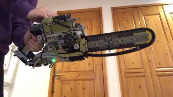 レゴでチェーンソーのオリジナル武器　ロマンあふれる作品に称賛の声