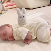 眠る赤ちゃんにぬいぐるみを乗せた3歳長男　かわいい姿にほっこり