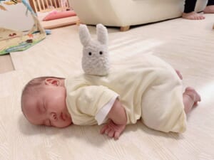 眠る赤ちゃんにぬいぐるみを乗せた3歳長男　かわいい姿にほっこり