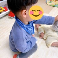 赤ちゃんの背中にぬいぐるみを乗せていく3歳長男