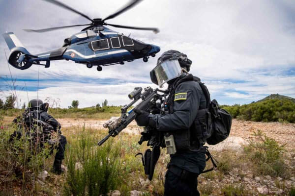 フランス国家憲兵隊の特殊部隊とH160（画像：Airbus）