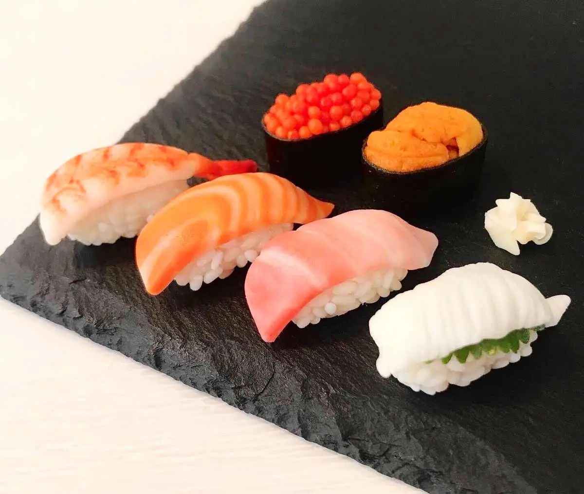 シャリのひと粒まで丁寧に造形！リアルなマジパン細工の握り寿司