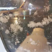 窓に雪が付着する（大学でのまつもとさん提供）