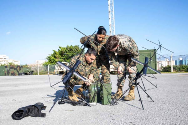 衛星通信アンテナを展開するアメリカ海兵隊員（画像：USMC）