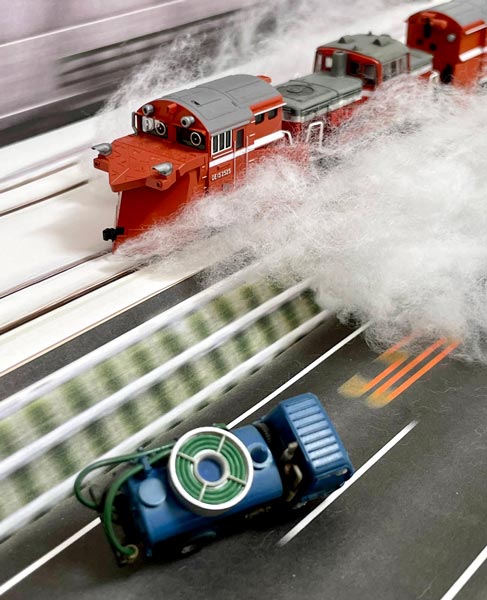 雪と一緒に車もぶっ飛ばす！？豪快なラッセル車のジオラマ写真