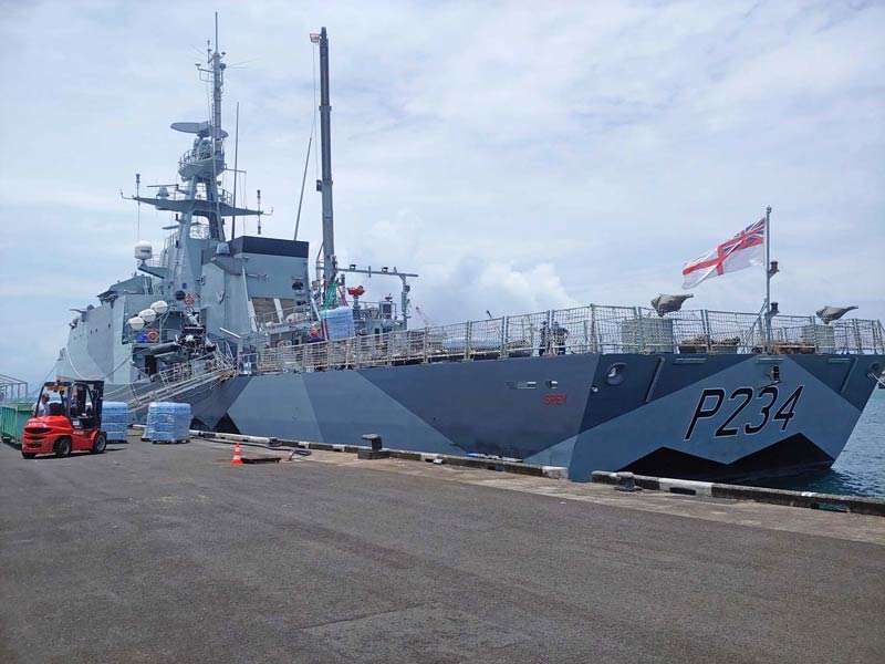 タヒチで支援物資を積み込む哨戒艇スペイ（画像：Crown Copyright）