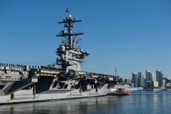 サンディエゴを出港する空母エイブラハム・リンカーン（画像：U.S.Navy）