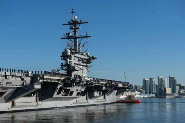 サンディエゴを出港する空母エイブラハム・リンカーン（画像：U.S.Navy）