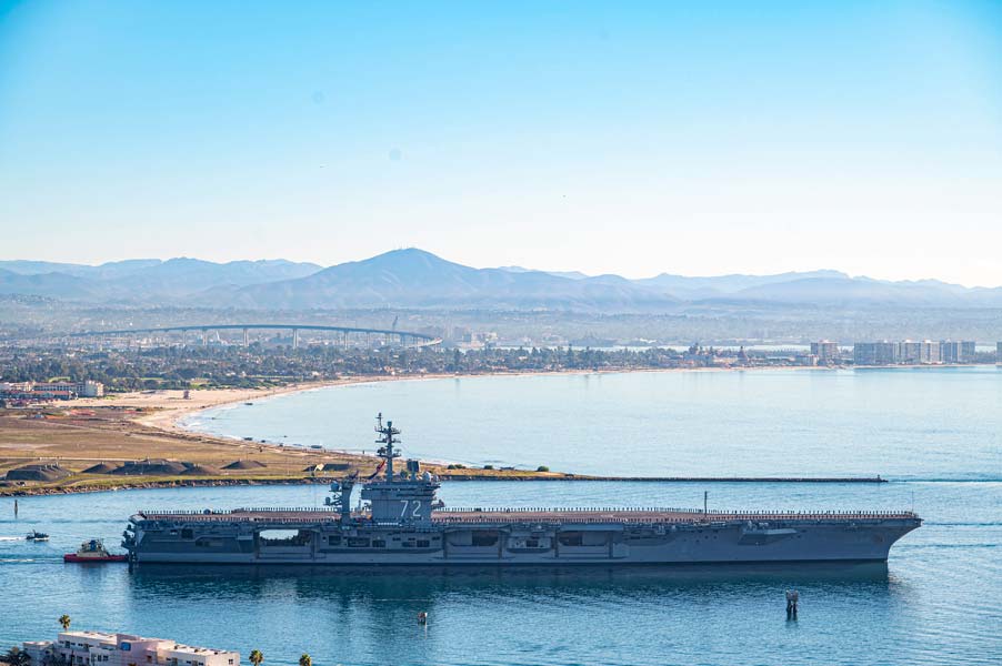 サンディエゴを後にする空母エイブラハム・リンカーン（画像：U.S.Navy）