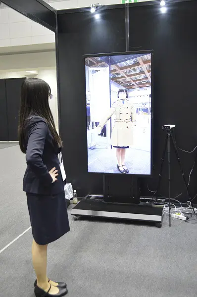 鏡の前に立つだけで試着が完了