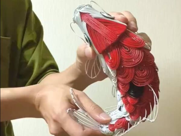 動く針金アート　まるで生きているかのような鯉の姿に驚嘆の声