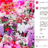 大量の花に囲まれたIKKO、還暦を迎えDJ KOOら祝福