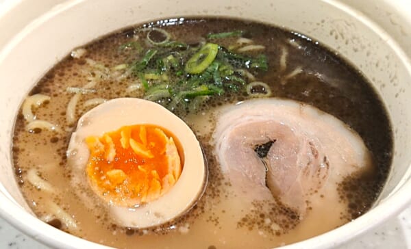 かっぱ寿司がなんつッ亭とコラボ　「秘伝の黒マー油豚骨ラーメン」を実食