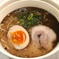 「秘伝の黒マー油豚骨ラーメン」（税込495円）