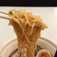 黒マー油の豚骨スープは麺との相性も抜群