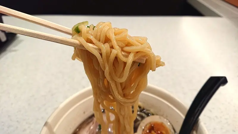 黒マー油の豚骨スープは麺との相性も抜群