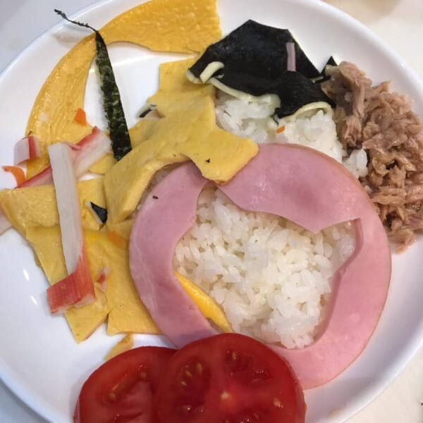 華やかなキャラ弁の舞台裏　切り抜いた食材を使った朝食写真に衝撃