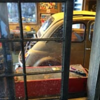 窓からのぞくのはFIAT500（杉山武司さん提供）