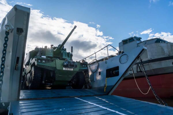 上陸用舟艇から出るジャガー（画像：フランス陸軍）