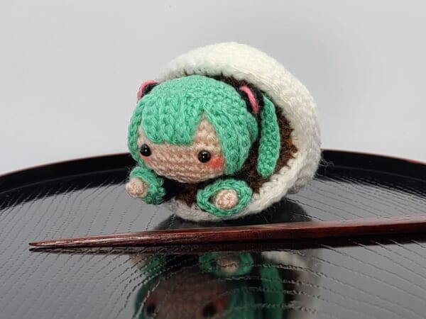 おひとついかが？　大福からにょっきり初音ミク。