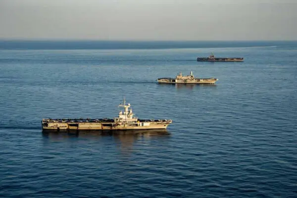 並走するフランス・イタリア・アメリカの空母（画像：U.S.Navy）