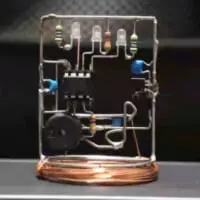 動画に映し出されていたのは、プラモデルのランナーのような電子工作品。