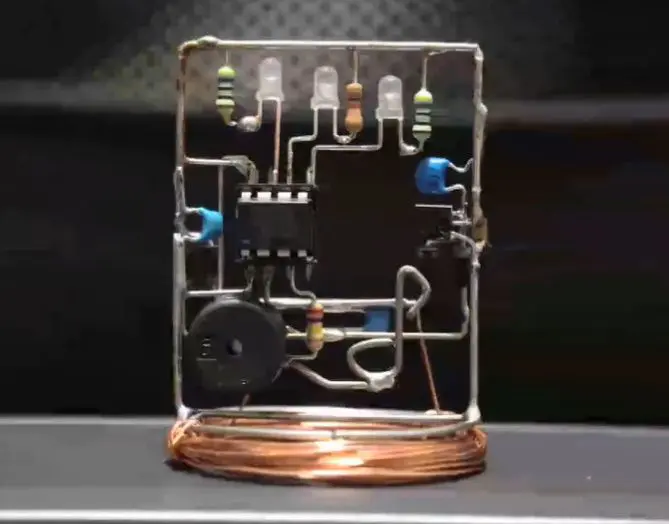 動画に映し出されていたのは、プラモデルのランナーのような電子工作品。