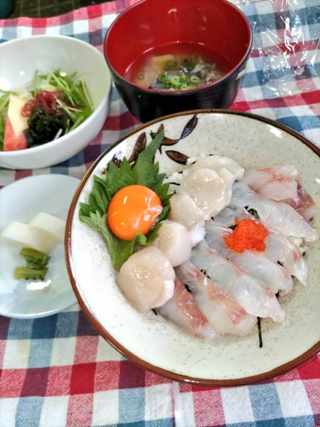 黒ソイとホタテの海鮮丼（崎陽丸司厨長さん提供）
