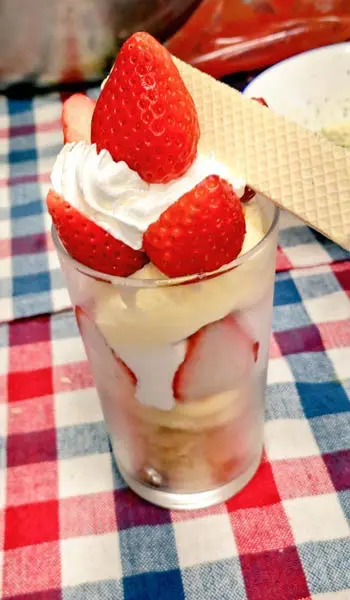 いちごのグラスパフェ（崎陽丸司厨長さん提供）