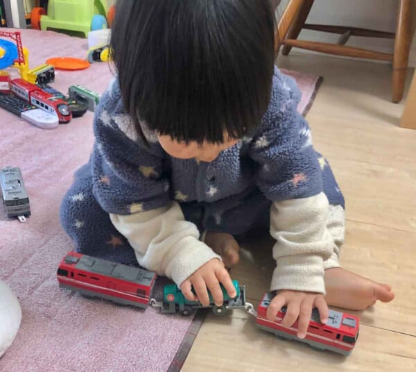 「名鉄式」プッシュプル編成をプラレールで再現する息子さん（いかわさん提供）