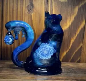 ガラス製の猫のオブジェ 青く透き通る体に美しく浮かび上がる花
