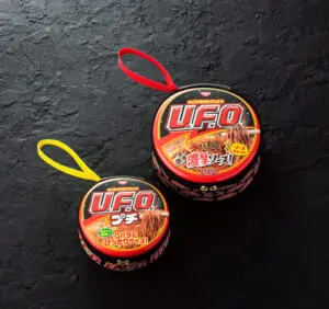 「日清焼そばU.F.O.」そっくりポーチ