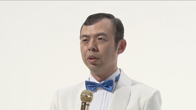 ムーディ勝山さんの真っ白のスーツを着たジョイマン高木さん