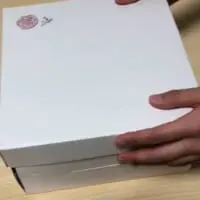 白い箱の中から出てきたのは……