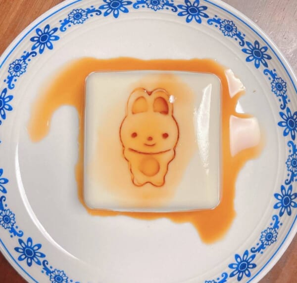 浮かび上がる絵に子どもの気分爆上がり？豆腐のライフハック技が話題