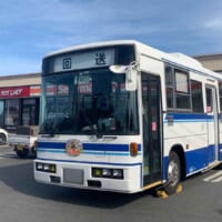 コンビニ前に駐車した八良さんの自家用バス（八良さん提供）