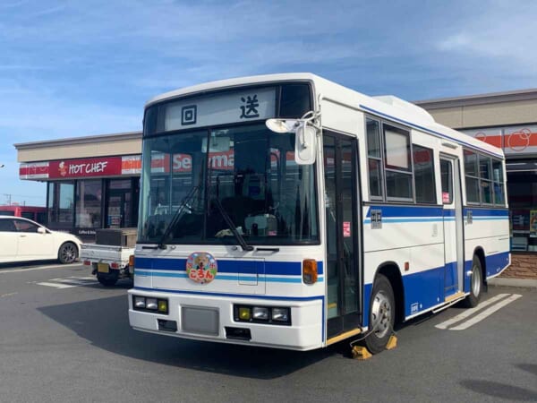 コンビニ前に駐車した八良さんの自家用バス（八良さん提供）