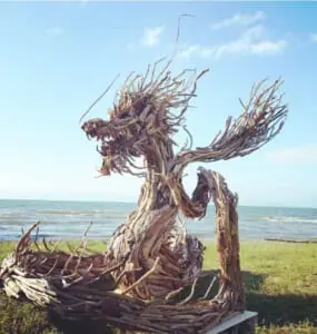 自然の形をいかして造形 生命の躍動感あふれる流木アート