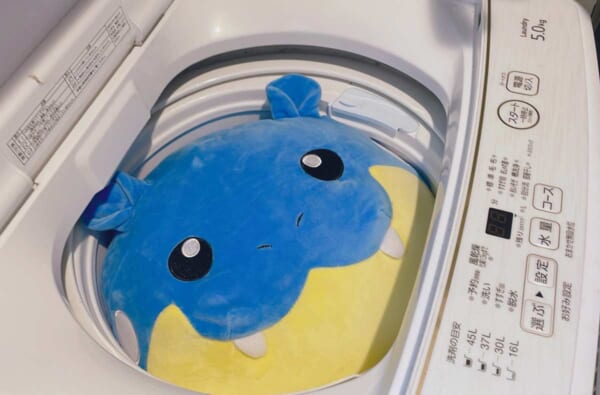 みっちり洗濯機にハマったタマザラシのぬいぐるみ（ましろさん提供）